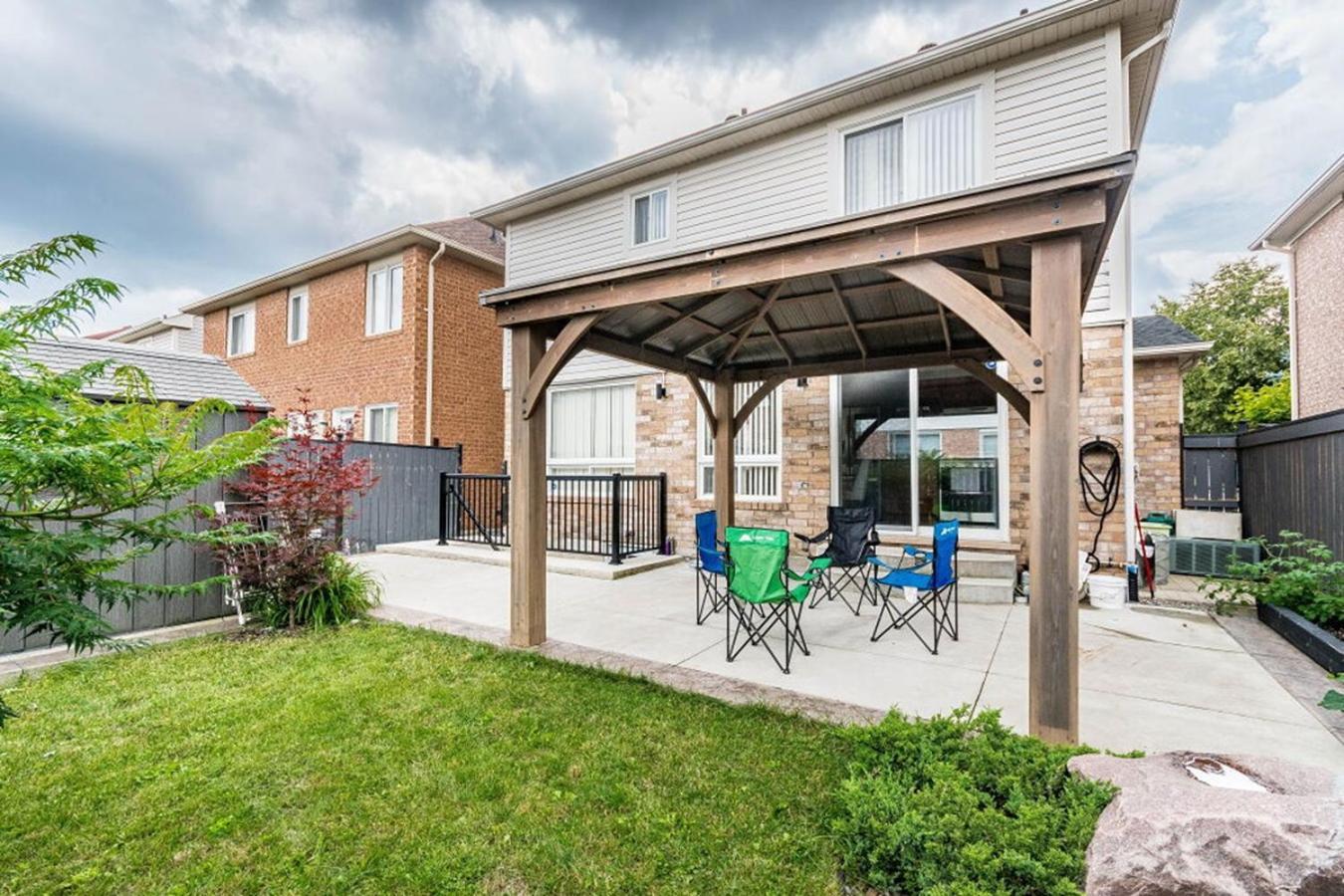 Garden 2 Bedroom Apt - Free Parking Wifi Laundry Workstation Brampton Exterior foto